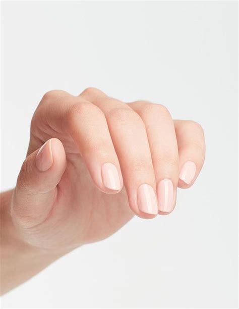 El esmalte de uñas Old Money es de OPI y es el rosa nude perfecto