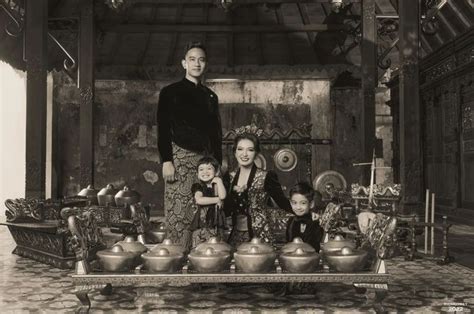 Gibran Rakabuming Dan Keluarga Tampil Klasik Nan Elegan Foto Dengan