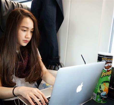 Loạt ảnh chụp với chị gái ruột chứng minh vẻ đẹp của hot girl Lào gốc Việt là do di truyền