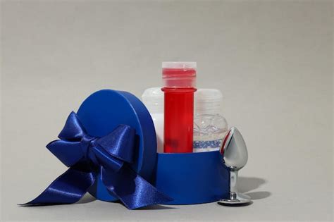 Lubricante Y Plug Anal En Caja De Regalo Foto Premium