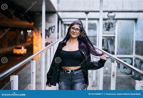 Latina Meisje Met Een Bril Brunette Vacht Met Lange Haren Rond Haar Oorringen Piercings