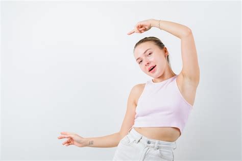 La Fille Blonde Danse Sur Le Fond Blanc Photo Gratuite