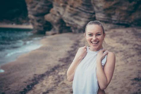 Mujeres Secretas Mujer Sonriente Tímida Hermosa Joven En Bikini En La Playa Que Mira La Cámara