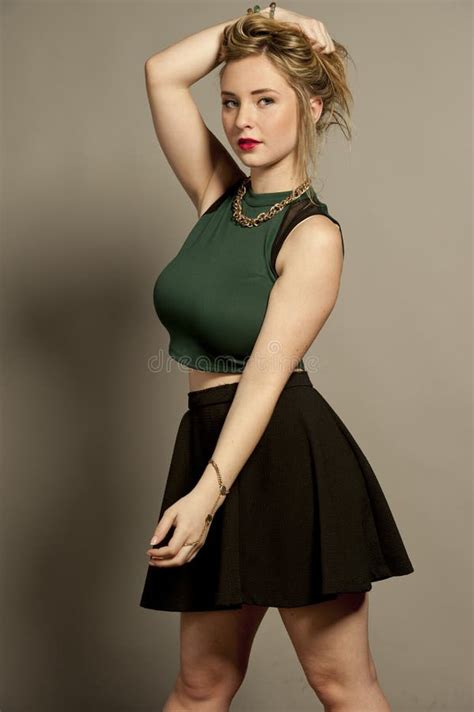 Rondborstig Schitterend Jong Brunette Stock Foto Image Of Groen Manier