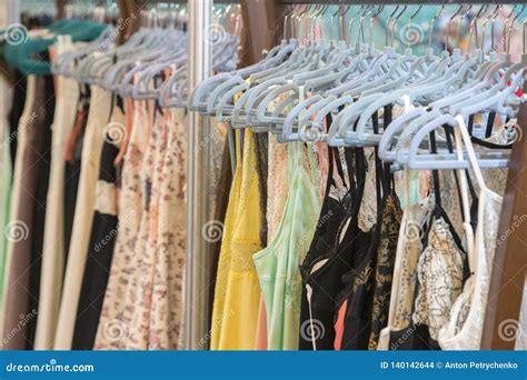 Aantrekkelijke En Verleidelijke Lingerie Op Een Hanger In Een De Kledingsopslag Van Vrouwen Het