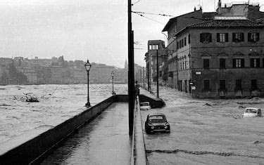 Novembre Anni Fa L Alluvione Che Travolse Firenze Foto