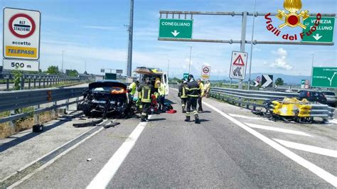 Auto Si Schianta Contro Il Guard Rail Traffico Bloccato Tra A27 E A28