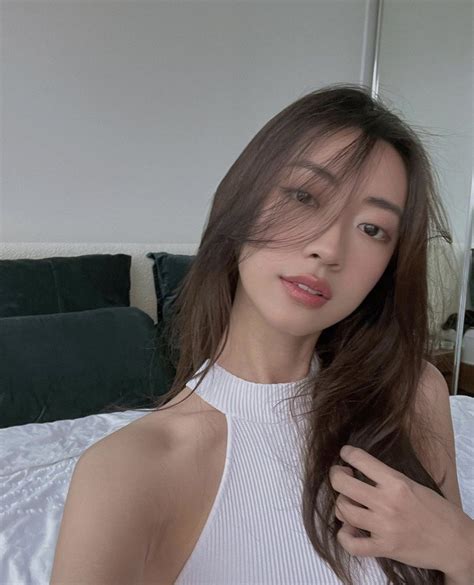 Hot girl Việt kiều mặc đồ tắm khoe hình xăm độc đáo nơi ban công