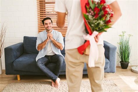 Jeune Couple Gay Regardant Le Petit Ami Tenant Un Bouquet De Roses Derrière Son Dos Pour La