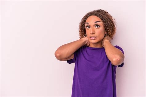 Joven Mujer Transexual Latina Aislada Sobre Fondo Rosa Tocando La Parte Posterior De La Cabeza