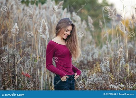 Het Kaukasische Meisje Van De Blonde Jonge Mooie Vrouw Met Lang Haar Stock Foto Image Of Lang