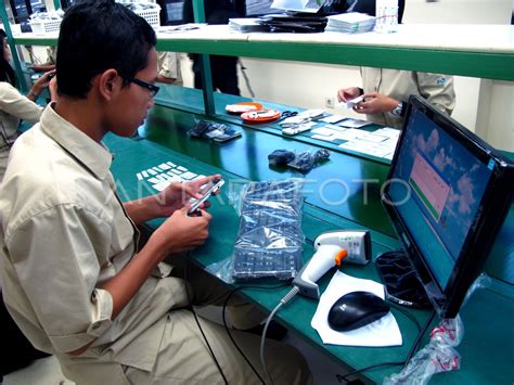 PERAKITAN HANDPHONE | ANTARA Foto