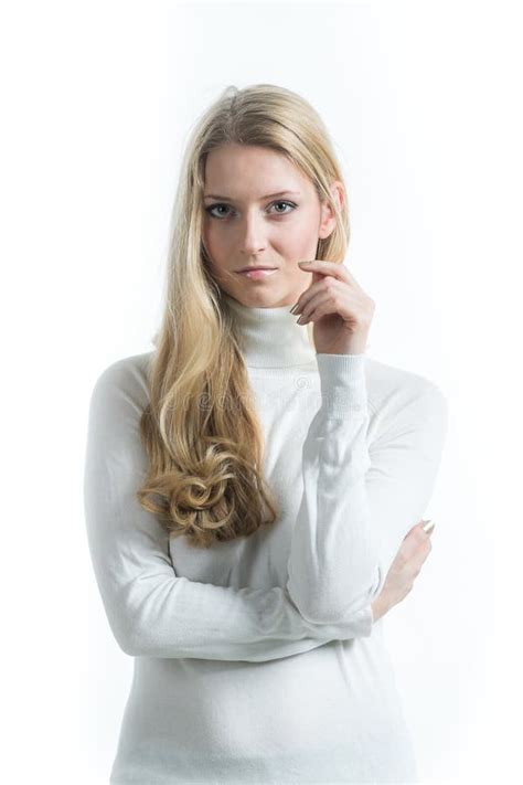 Belle Fille Blonde Russe Sur Un Fond Blanc Dans Un Chemisier Translucide Blanc Image Stock