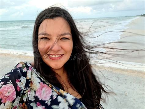 Mujer Soltera Adulta Latina Disfruta De Sus Vacaciones En La Playa Con Calma Y Relajación Toma