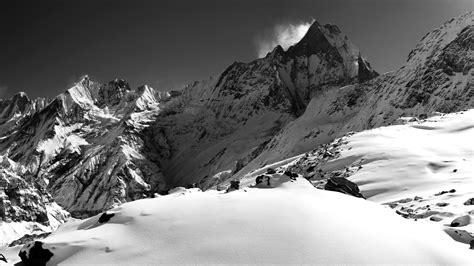 Machapuchare Nepal B&W : r/WQHD_Wallpaper