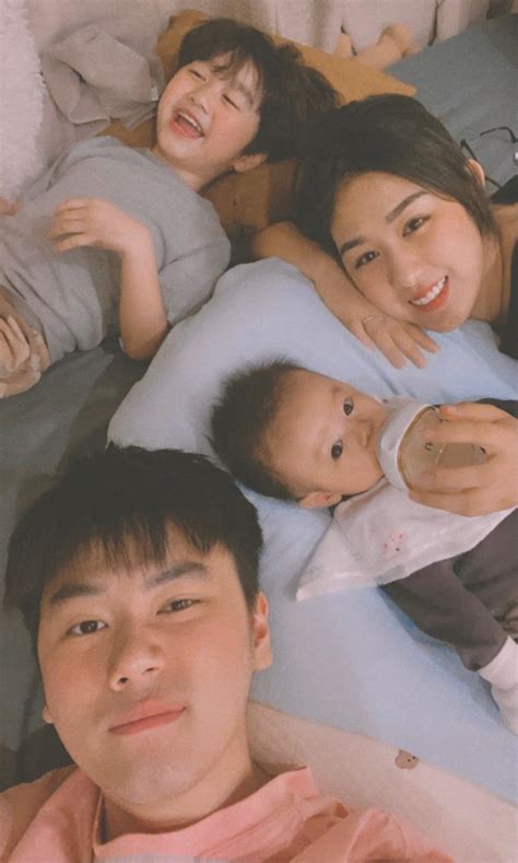 Hot girl Trang Lou hoá game thủ lúc con ngủ hé lộ trình độ bất ngờ