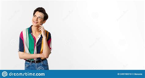 Hombre Gay Sonriente Reflexivo Mirando La Esquina Superior Izquierda Imaginando Algo Sobre Fondo