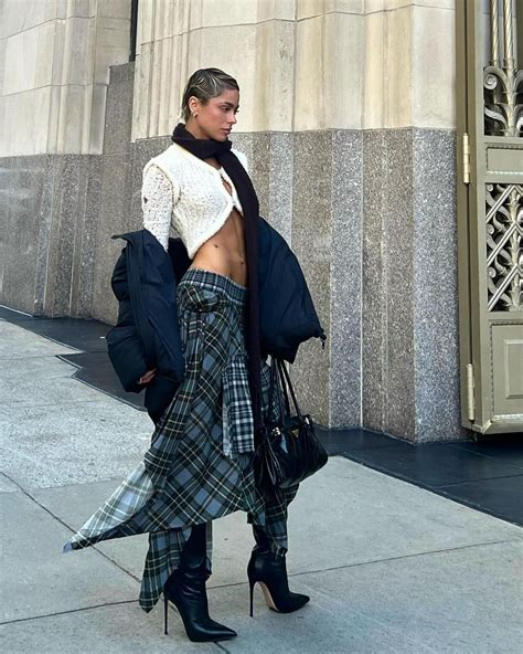 Tini Stoessel Se Suma A La Bikini En Clave Hilo Dental Cavado Y Corpi Ito Xs Desde El Verano Europeo