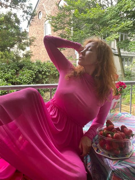 If A Milf Spreads Legs In Front Of You That S A Hint R SoccerMomsGW