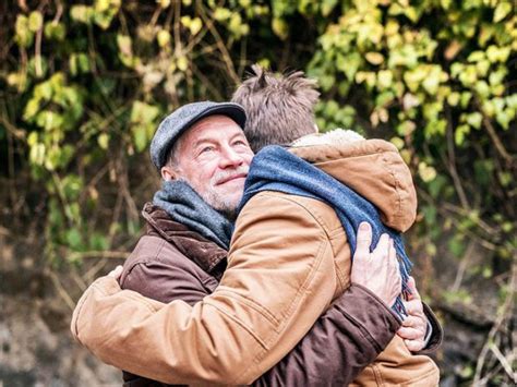 Une M Re A Jet Son Fils Gay Dehors Quand Il A Fait Son Coming Out Alors Son Grand P Re La