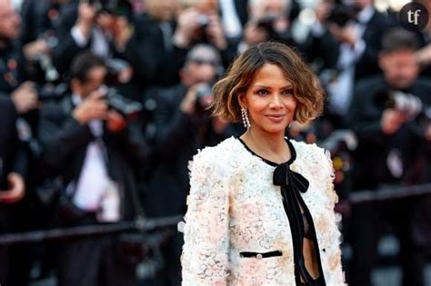 Resplendissante Trop vieille pour ça A 58 ans Halle Berry danse en bikini et divise les