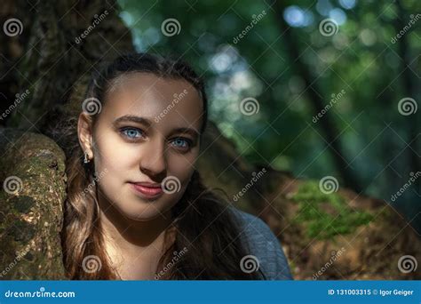 Portret Van Een Jong Mooi Brunette Met Blauwe Ogen In Green Stock Afbeelding Image Of Manier