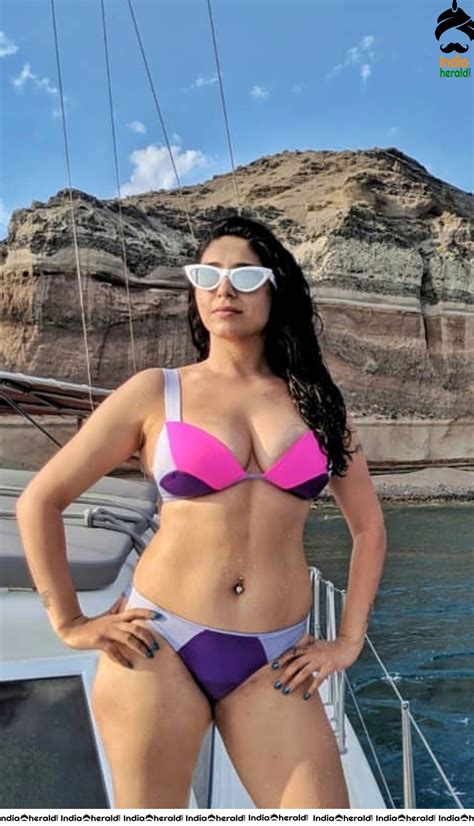 Singer Neha Bhasin Hot Photos Collection To Tempt Your Mood