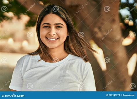 Jovencita Latina Sonriendo Feliz Parado En El Parque Imagen De Archivo Imagen De Fresco