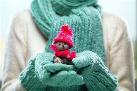 Обои для рабочего стола Перчатки winter cute hands Мишки Руки