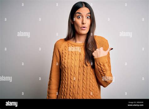 Jeune Femme De La Belle Brunette Portant Un Pull D Contract Sur Un Fond Blanc Isol Surpris De