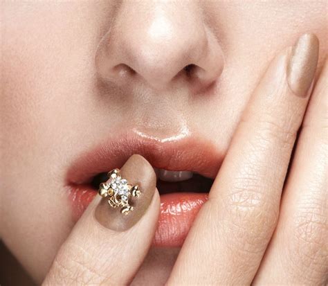 Τα εναλλακτικά nude manicure της σεζόν