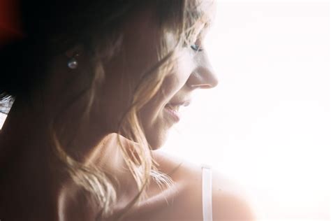 Boudoir da noiva noiva encantadora de manhã em lingerie se prepara para a festa Foto Premium