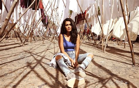 Wallpaper Girl Hot Sexy Eyes Smile Beautiful Figure Model For