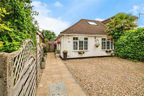 3 Bed Semi Detached Bungalow For Sale In Oxford Avenue Burnham Slough