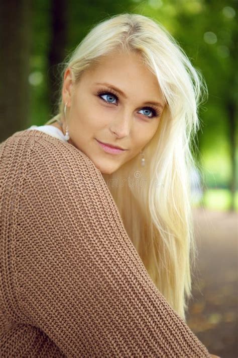 De Blauw Eyed Schoonheid Van De Blonde Stock Foto Image Of Dame Lichtgevend