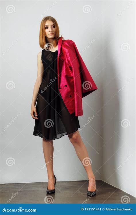 Modella Sexy In Biancheria Da Letto Nera E Negligenza Trasparente Gambe Nude E Tacchi Alti