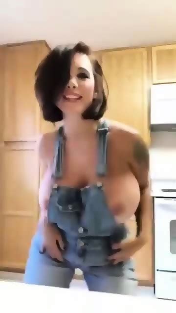 Big Tits Dancing