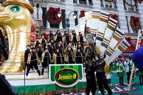 Love At The Thanksgiving Day Parade 5