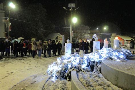 Foto U Pitoma I Upaljena Prva Adventska Svije A Brojni Mje Tani Se