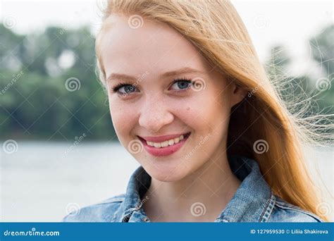 Portrait Horizontal D Une Femme Blonde De Sourire De Beaux Jeunes En Nature Photo Stock Image