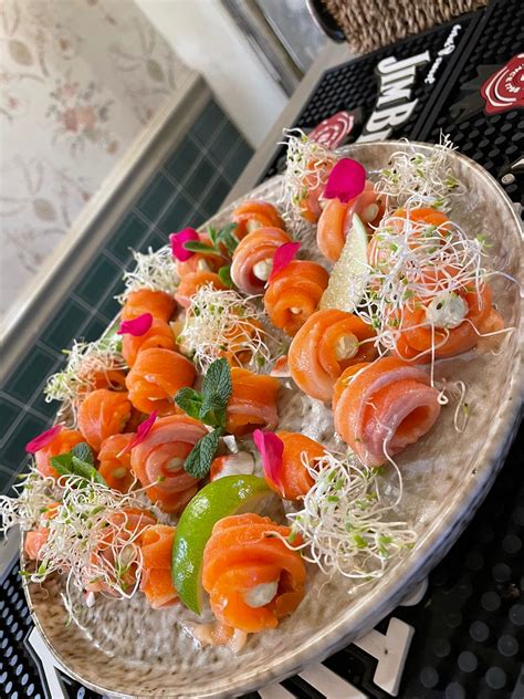 Рулетики из слабосоленого лосося с крем-сыром — Mama Лена cafe