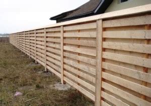 Забор из досок: разнообразие вариантов и строительство своими руками