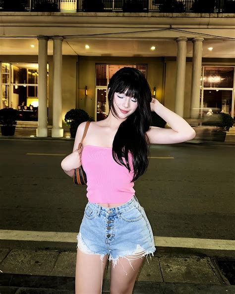 Ảnh tiktoker Lê Uyển Nhi bikini khoe nhan sắc xinh đẹp