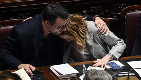 Abbraccio Tra Matteo Salvini E Giorgia Meloni Alla Camera Dopo La