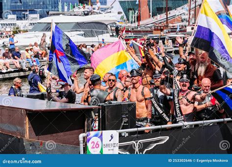 Desfile Del Orgullo Gay Lesbiana Gay Bisexual Transexual Y Aliados Lgbtq Participa En El