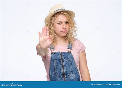 Jonge Blonde Meid Met Stopbord Blijf Uit Mijn Buurt Stock Afbeelding Image Of Menselijk Open