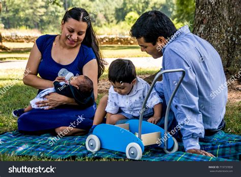 imágenes de Familia latina parque Imágenes fotos y vectores de stock Shutterstock