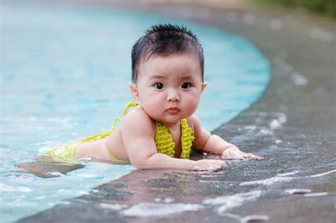 Con gái Khánh Thi diện bikini cực yêu biểu cảm khi bơi cùng chị gái khiến ai cũng bật cười