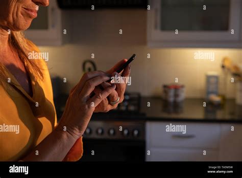 Femme Mature Debout Dans La Cuisine Banque De Photographies Et Dimages Haute R Solution Alamy