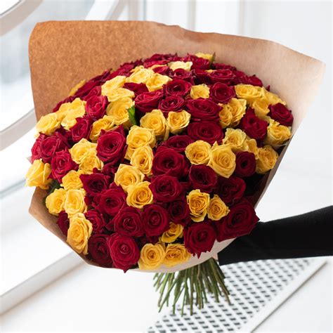 Розы красные и жёлтые недорого: 101 цветок по цене 30588 ₽ - купить в ...